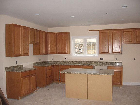 Kitchen w/ granite