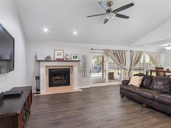 5th image of 710 Willow Brook Ct
