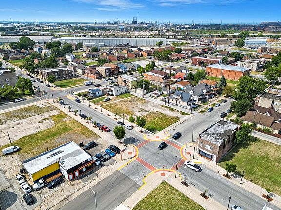 4th image of 1720 Broadway St