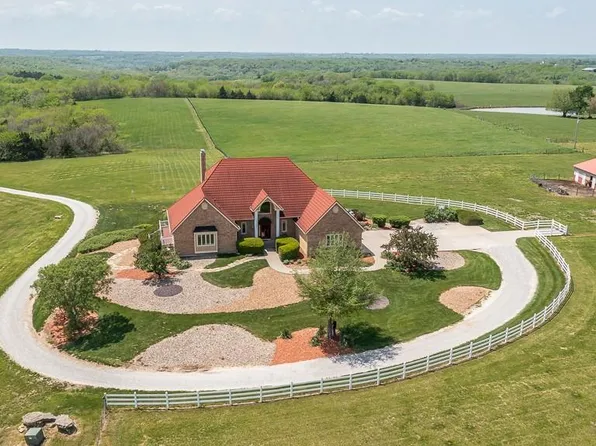 17029 Chieftain Rd, Tonganoxie, KS 66086