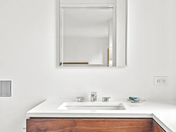 387 Grand Street K606/K607 image 16 of 16
