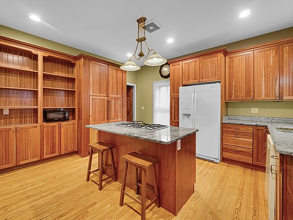 4th image of 268 Seneca St