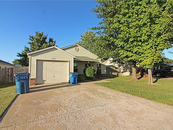 2nd image of 2505 Parkcrest Dr