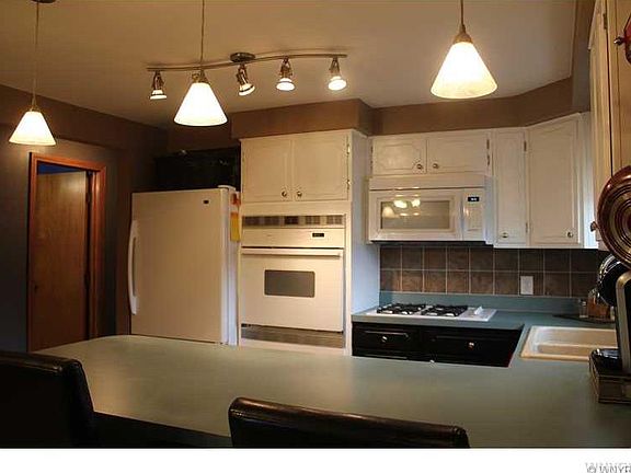 3rd image of 40 Mayberry Dr E