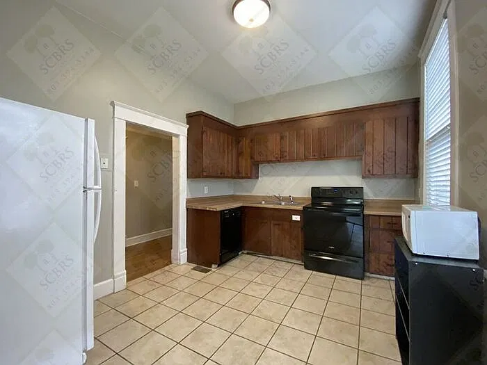 6 bed, 2.0 bath, 2453 sqft, $5,000 — Photo 3