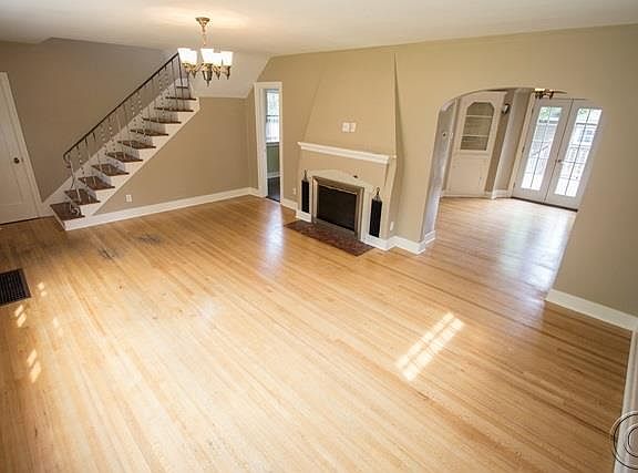 3rd image of 230 University Ave