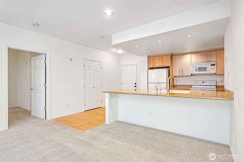 5th image of 3221 SW Avalon Way #313