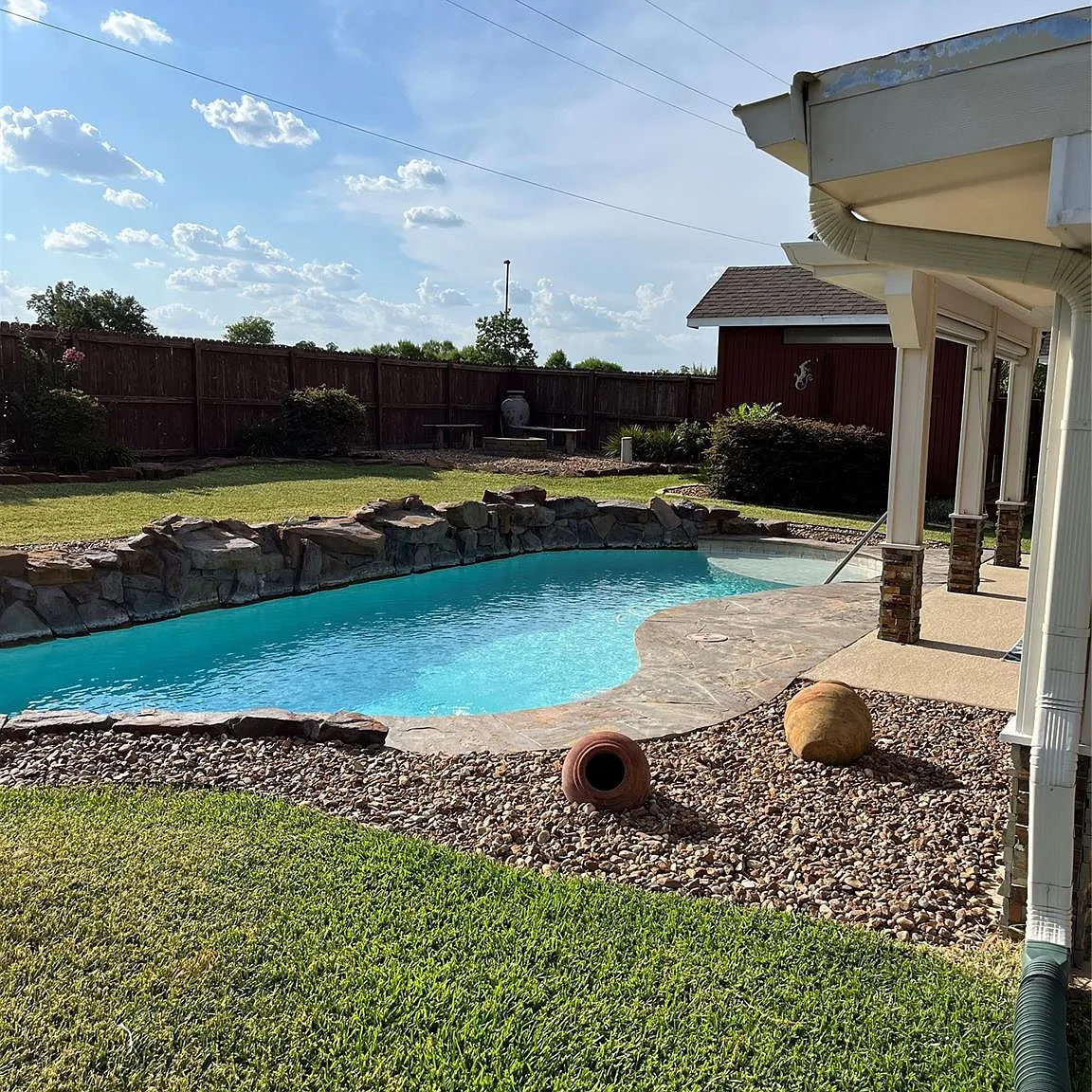 3 bed, 2.0 bath, 1944 sqft, $3,000 — Photo 2