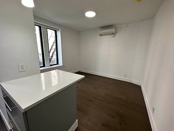 3rd image of 49 Prince St APT 6
