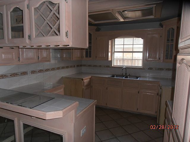 2nd image of 3582 Queensway Dr