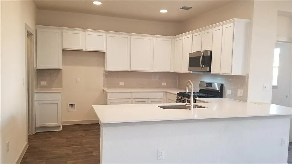 4 bed, 2.0 bath, 1861 sqft, $2,300 — Photo 4