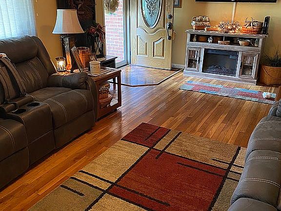 4th image of 801 Parkview Dr