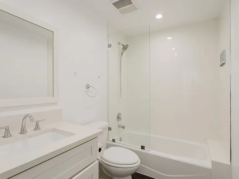 13551 Burbank Blvd #1 — Photo 23