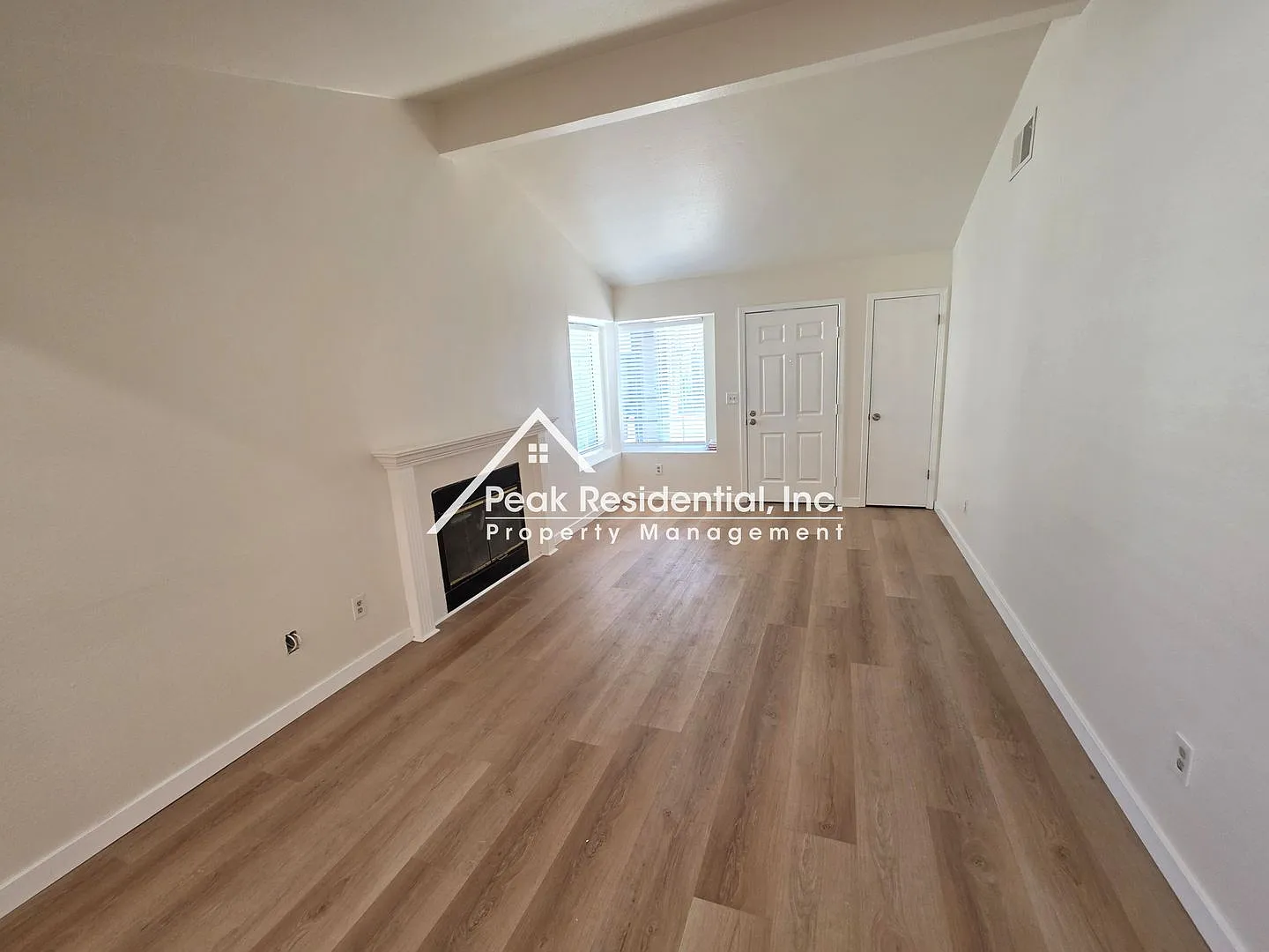 Updated 2bd/2ba Sacramento Duplex — Photo 4