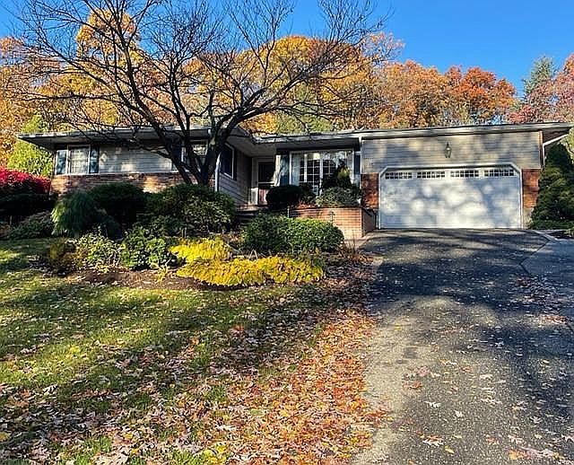 1st image of 15 Newport Dr