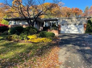 15 Newport Dr, Plainview, NY 11803