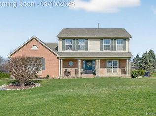 255 Round Tree Dr, Lake Orion, MI