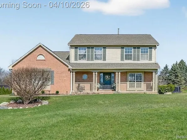 255 Round Tree Dr, Lake Orion, MI 48360