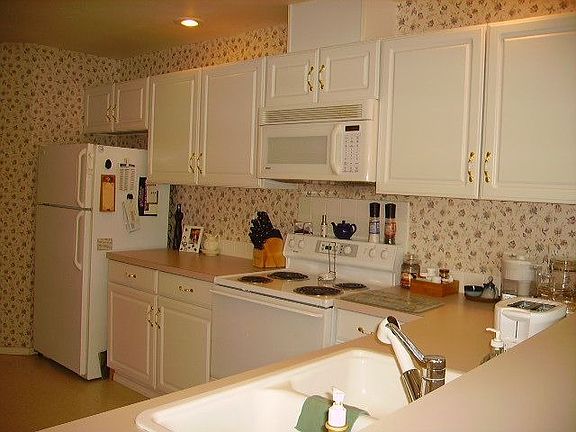 Spacious and white kitchen