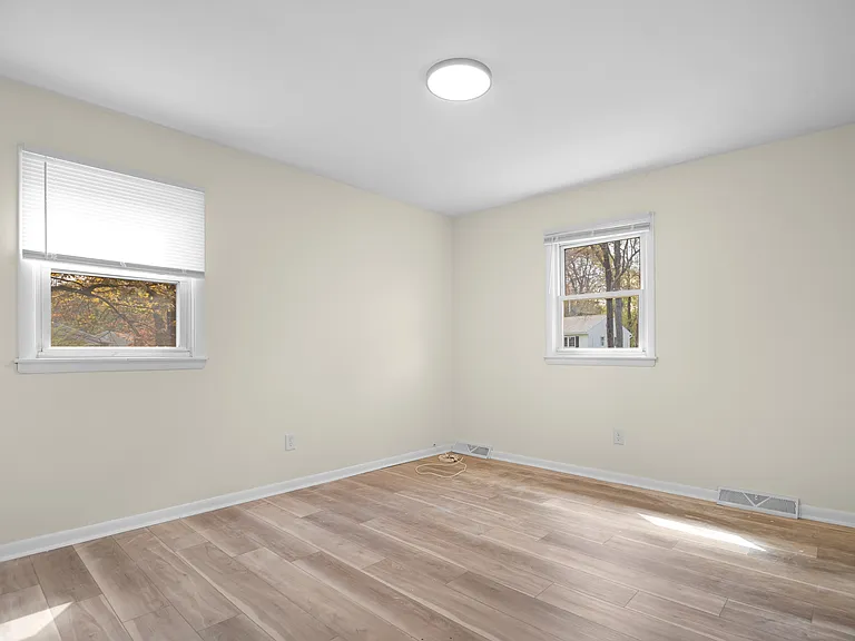 114 E Poplar Dr #B — Photo 17