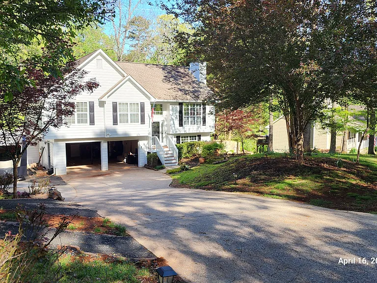 20 Miners Point SE — Photo 42