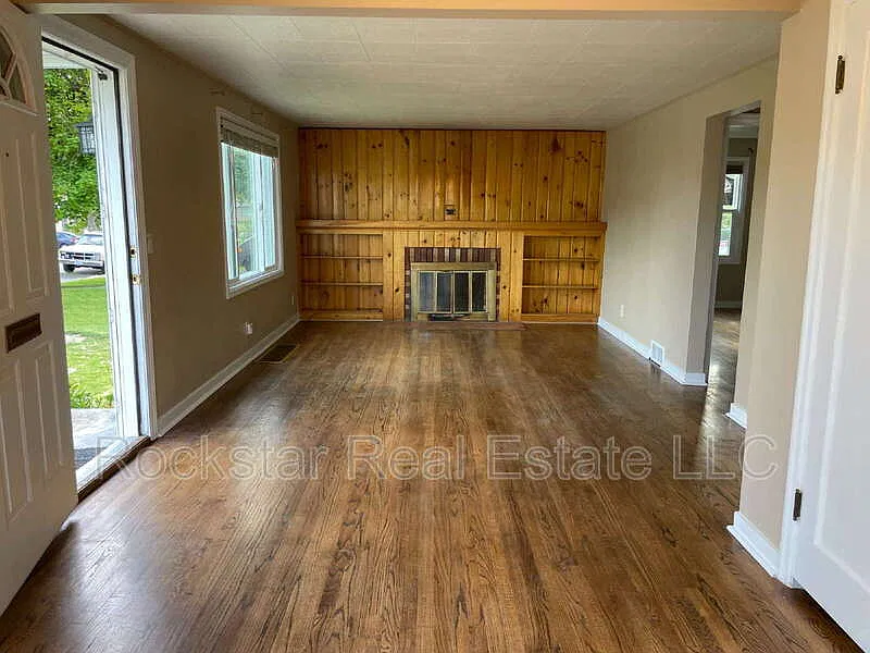 4 bed, 2.0 bath, 1276 sqft, $2,100 — Photo 3