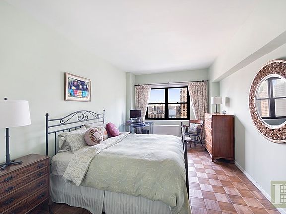 3rd image of 165 W 66th St APT 19D