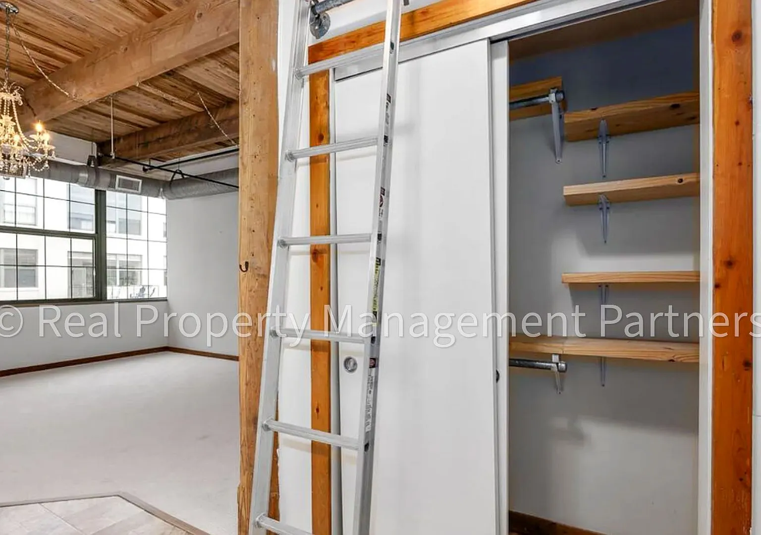 940 Monroe - Studio Condo with Exposed Brick, Soaring Ceilings, Heated Pool, Rooftop Deck, Utilit... — Photo 4