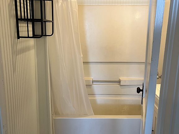 5th image of 826 Congress St