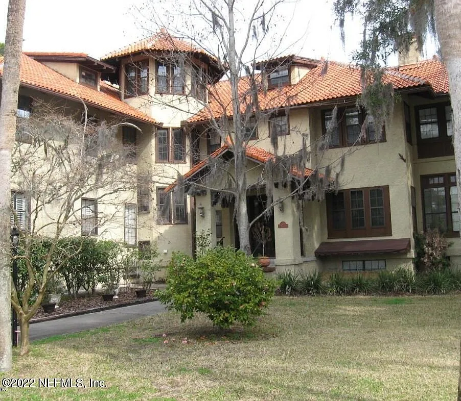 3 bed, 2.0 bath, 1560 sqft, $2,300 — Photo 1