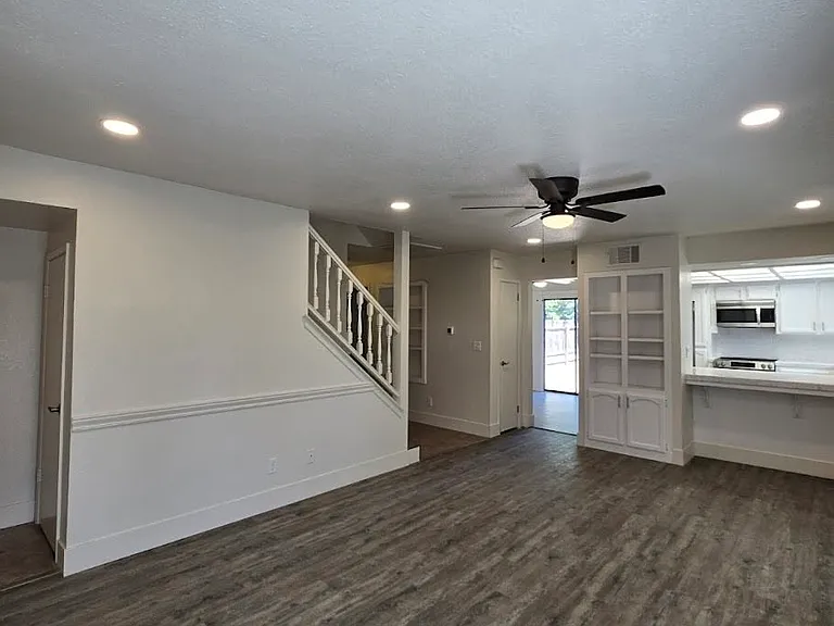3233 Stanford Ave — Photo 8