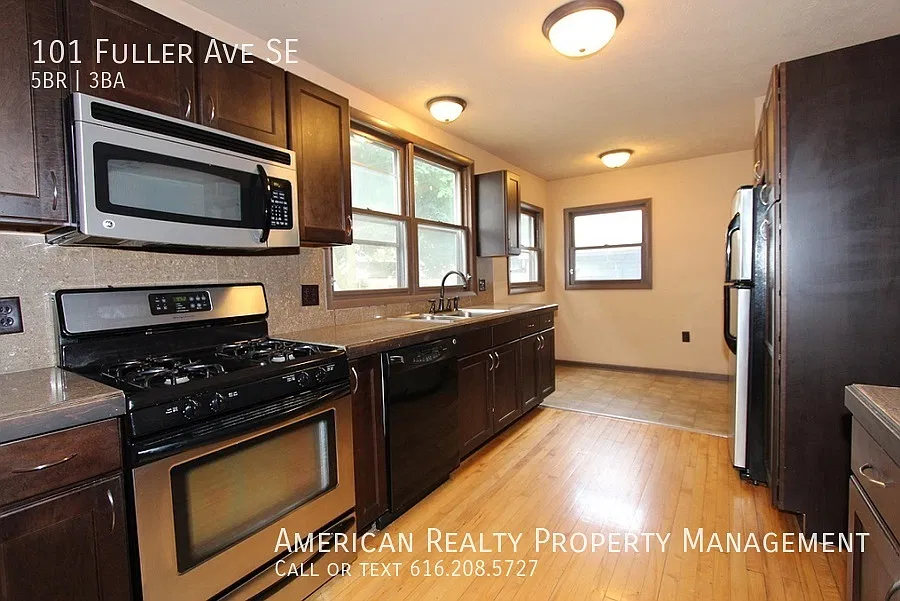5 bed, 2.5 bath, 1350 sqft, $2,600 — Photo 2