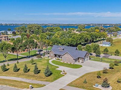 858 S Lake Dr, Watertown, SD, 57201