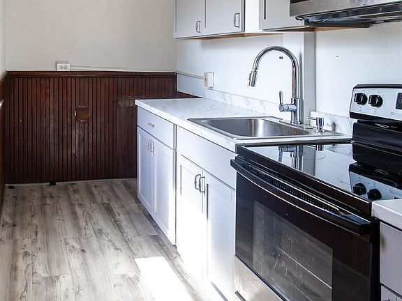 5th image of 139 Young St APT 2