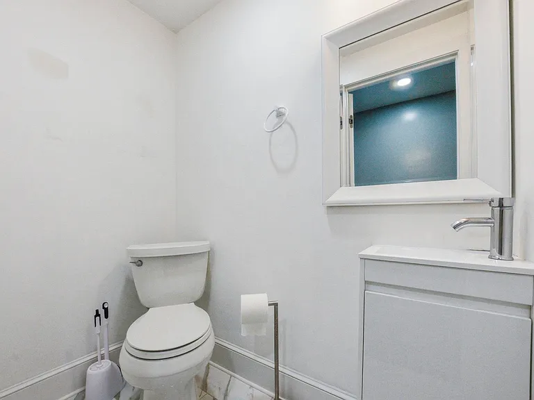 245 Jewett Ave — Photo 15