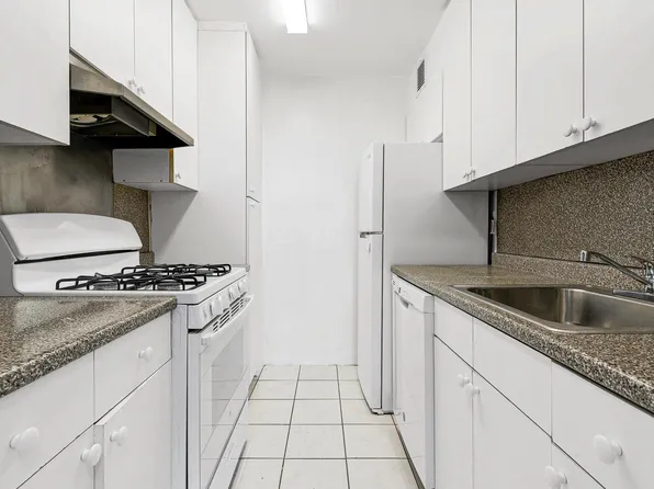 70-25 Yellowstone Boulevard image 11 of 29