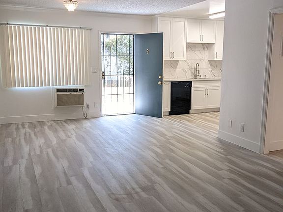 3rd image of 2754 Montrose Ave #2
