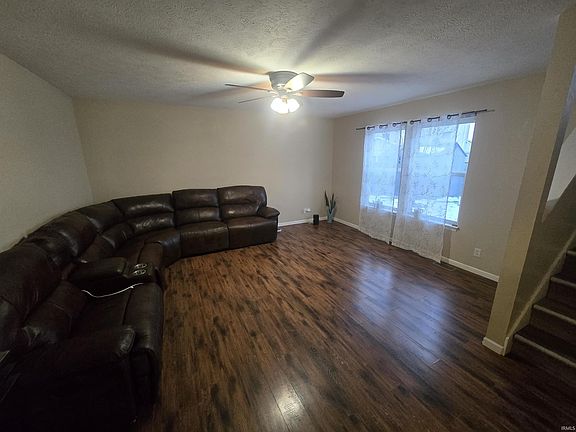 3rd image of 604 Stockdale Dr