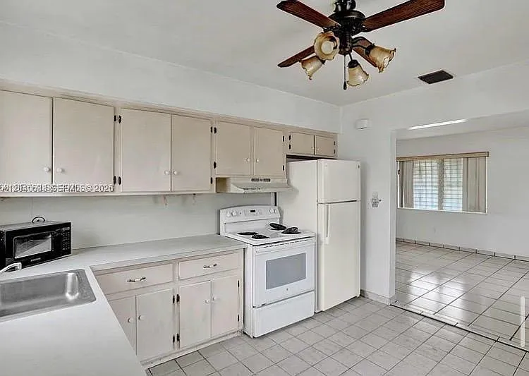 831 NW 21st Ct — Photo 12