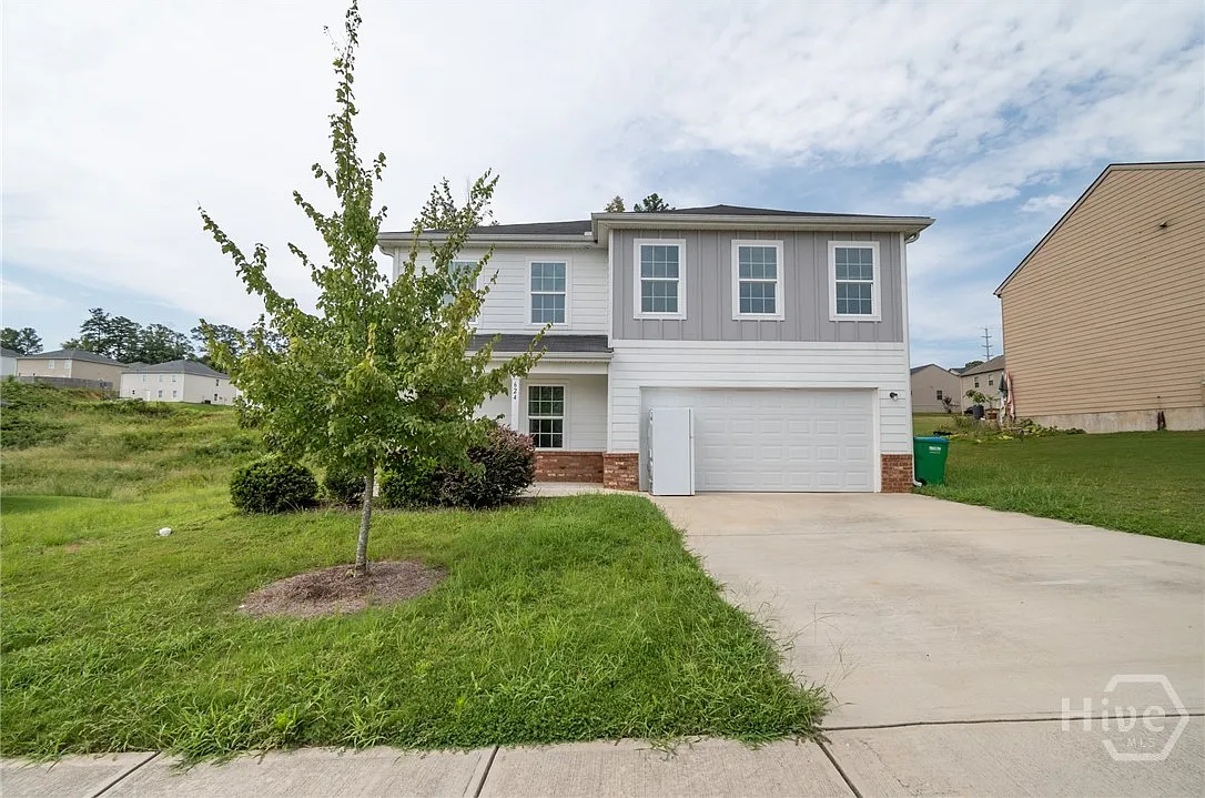 4 bed, 2.5 bath, 2341 sqft, $1,900 — Photo 2