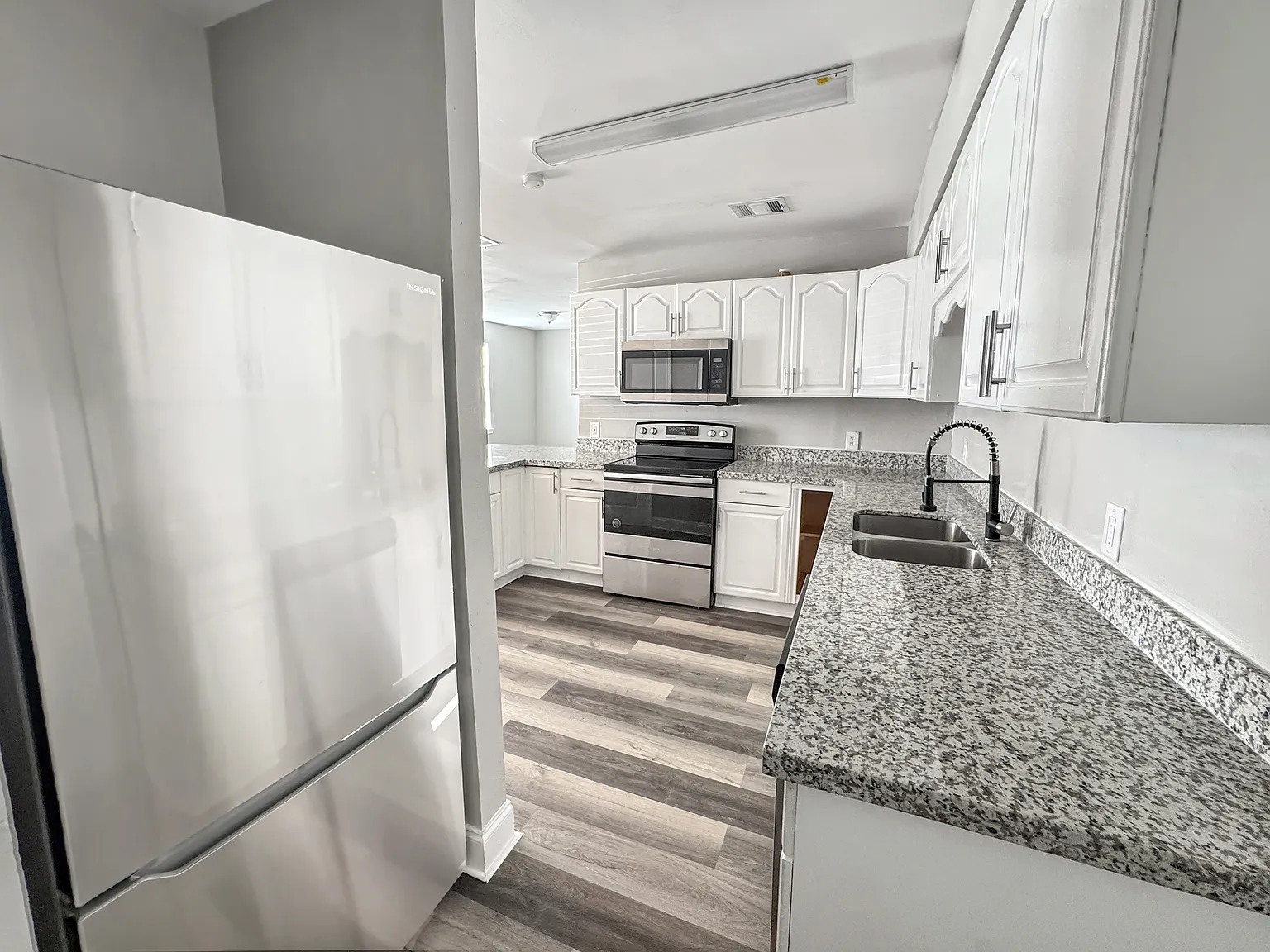 4 bed, 1.5 bath, 2000 sqft, $2,195 — Photo 2