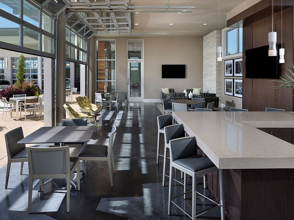 The poolside bar features Wi-Fi