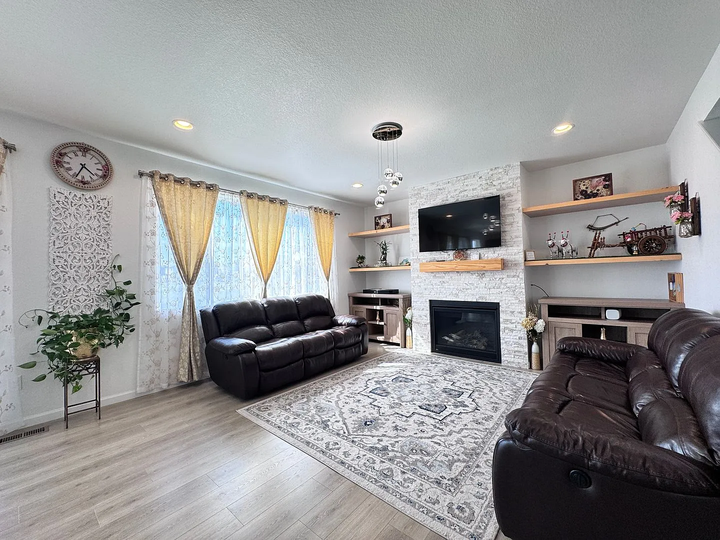 Gorgeous home with beautiful views! — Photo 3