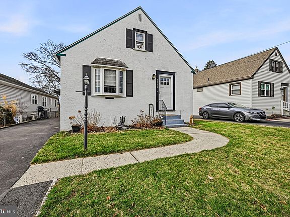 2nd image of 4906 Shepard St