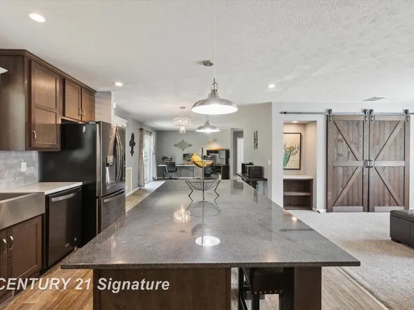 8414 N Sturgeon Rd, Midland, MI 48642