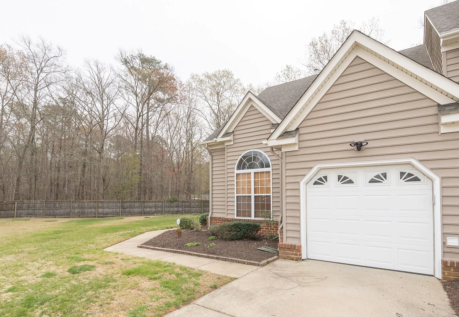 Move In Ready Townhome In The Heart Of Suffolk! — Photo 1