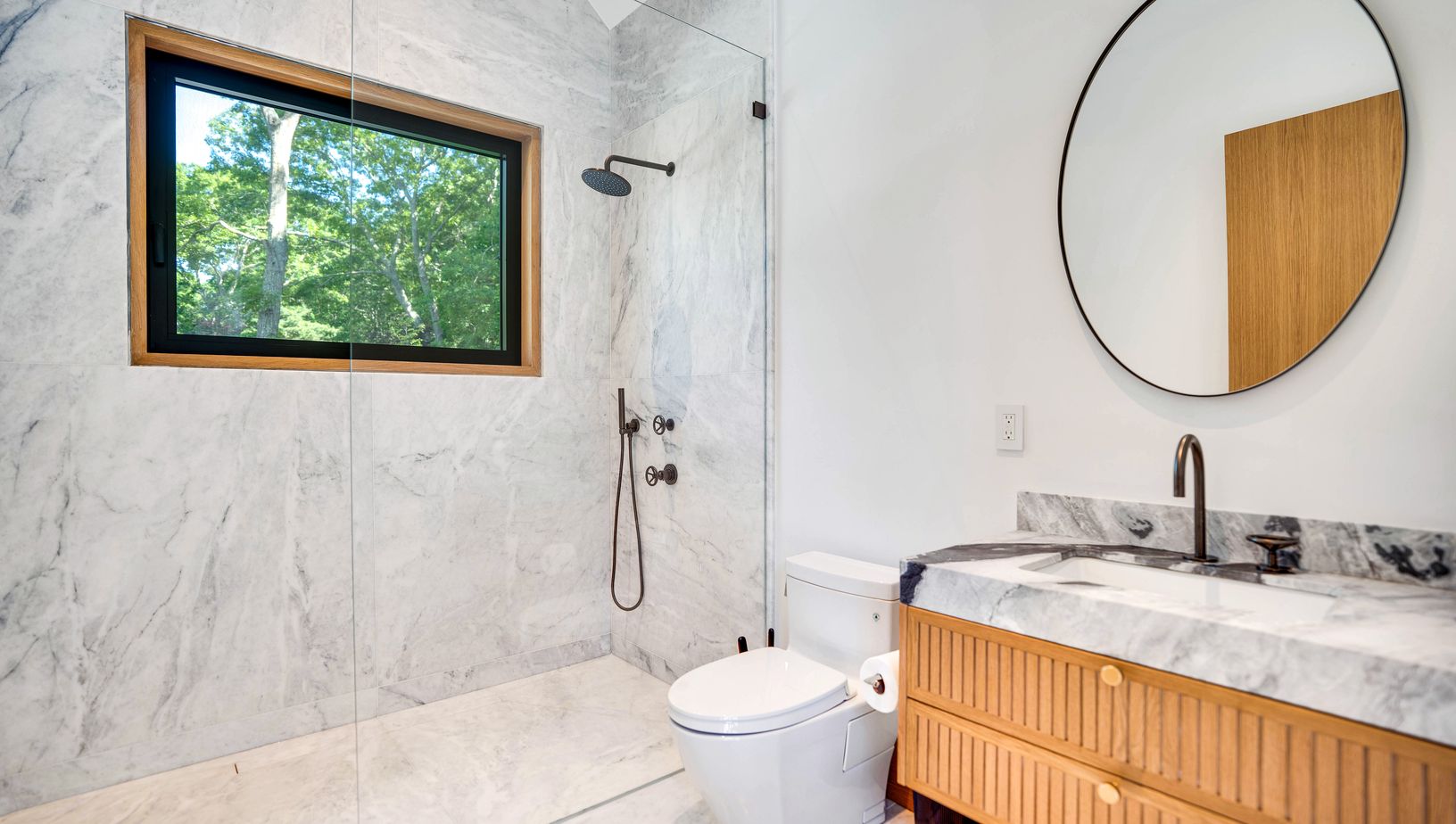  Pool house Full bathroom, natural marble floor and walls honed to prevent slippery surfaces 