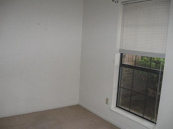 5th image of 408 Silver Creek Dr