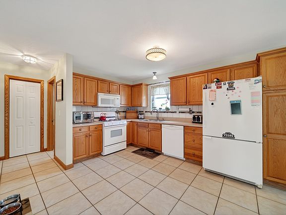 3rd image of 8722 Valley View Cir
