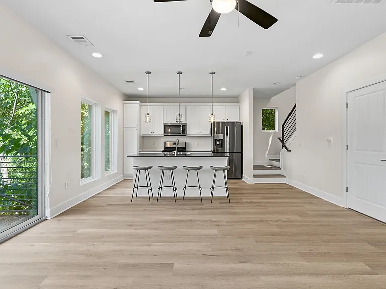 1160 Lott Ave #B — Photo 3